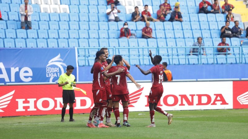 Pertandingan perdana PSM Makassar di Liga 1 musim 2024/2025 dengan melawan Persis Solo yang bertempat di Stadion Batakan, Balikpapan, Kalimantan Timur (10/8/2024).