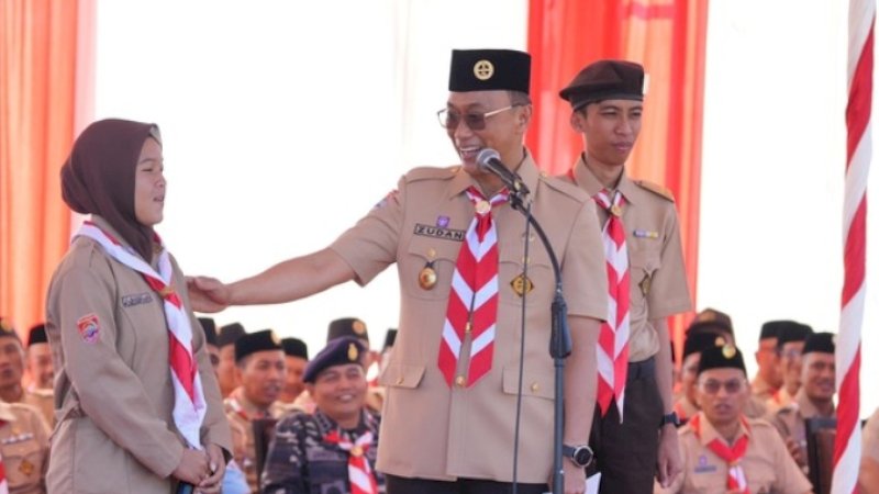 Pimpin Upacara Hari Besar Pramuka, Pj Gubernur Sulsel Serahkan Penghargaan untuk Tokoh yang Berjasa