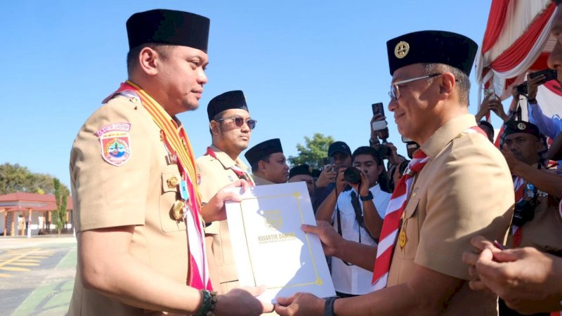 Adnan Purichta saat menerima piagam Tanda Penghargaan Lencana Pancawarsa II yang diserahkan oleh Ketua Mabida Sulsel Prof Zudan Arif Fakrulloh.