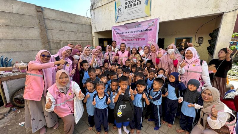 Srikandi PLN bersama anak-anak sokola bahari