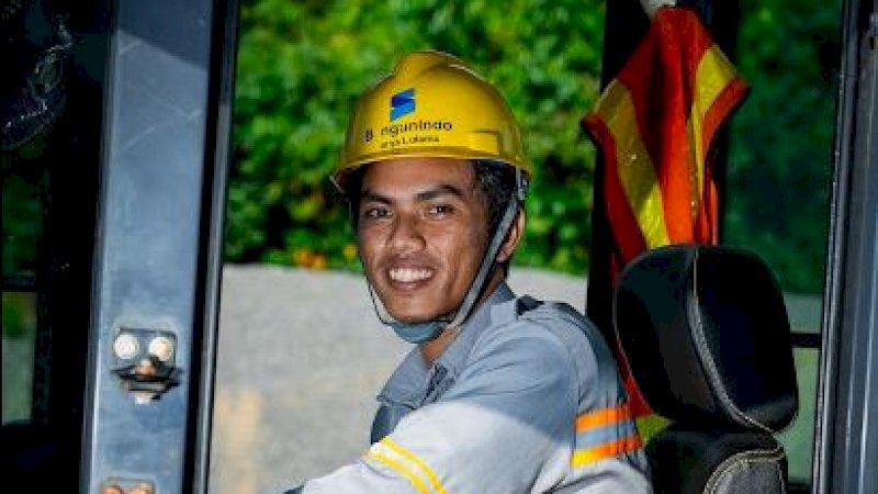 Riswandi, alumni pelatihan yang kini bekerja sebagai operator loader di PT Bangunindo Karya Lutama. (Foto: PT Vale Indonesia)