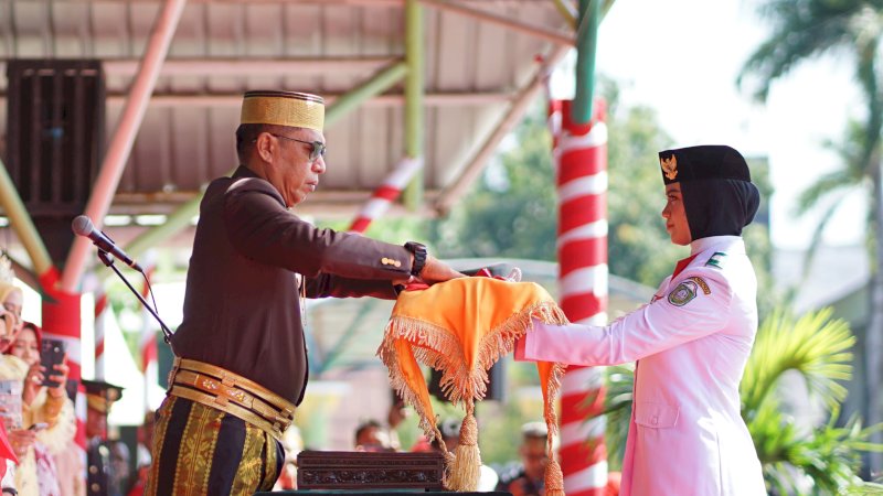 Sukses Kibarkan Bendera Merah Putih, Pj Wali Kota Berikan Pujian kepada Paskibraka Parepare