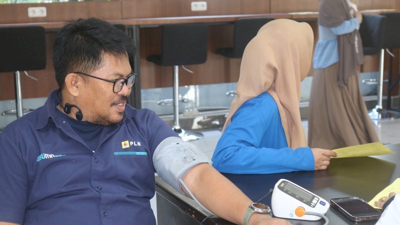 Para pendonor melakukan pemeriksaan kesehatan sebelum melakukan donor darah.