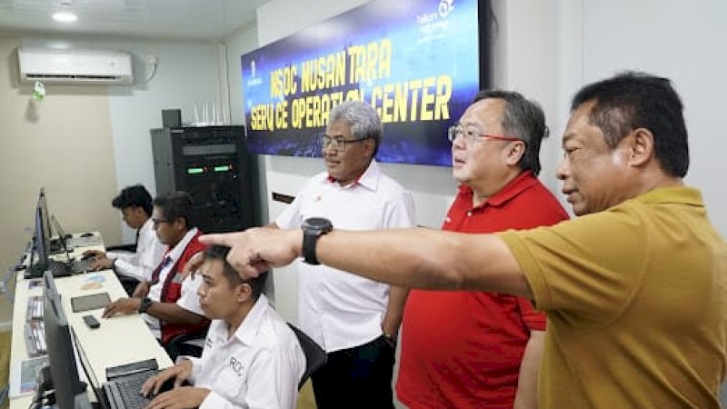 Direktur Telekomunikasi Kominfo Aju Widya Sari (kanan) didampingi Direktur Network & IT Solution Telkom Herlan Wijanarko (kiri) meninjau lokasi Telkom Smart Office Shelter di kawasan inti pusat pemerintahan pada Sabtu (17/8).