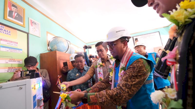 Momen penyalaan listrik PLN secara simbolis di pulau Polewali, Kabupaten Pangkep.