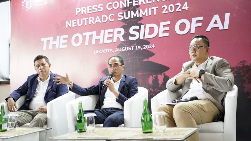  CEO Neutra DC Andreuw Th.A.F (Kiri), Direktur Group Business Development Telkom Honesti Basyir (Tengah), dan SVP Corporate Communication and Investor Relation Telkom Ahmad Reza (Kanan) pada Press Conference Neutra DC Summit 2024 di Jakarta, Senin (19/8).