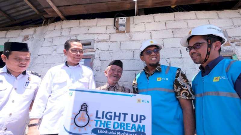 Jajaran Manajemen PLN UID Sulselrabar bersama Pemerintah Kabupaten Jeneponto tengah menyalakan secara simbolis Muntu Rewa, penerima manfaat _Light Up The Dream_ di Kabupaten Jeneponto.