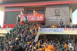 Ratusan Mahasiswa Merangsek Masuk ke Pelataran Gedung DPRD Sulsel, Tolak Revisi UU Pilkada