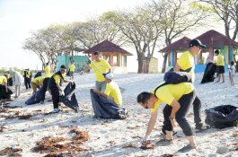 Indosat Dukung Pengendalian Pencemaran Sampah Laut Melalui Aksi Bersih Pantai di Pulau Lae-lae