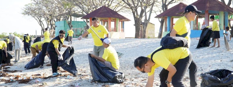 Indosat Dukung Pengendalian Pencemaran Sampah Laut Melalui Aksi Bersih Pantai di Pulau Lae-lae