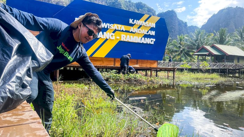 Telkomsel bersama relawan TERRA jaga bumi dengan bersih-bersih di kswasan wisata Rammang-rammang Maros