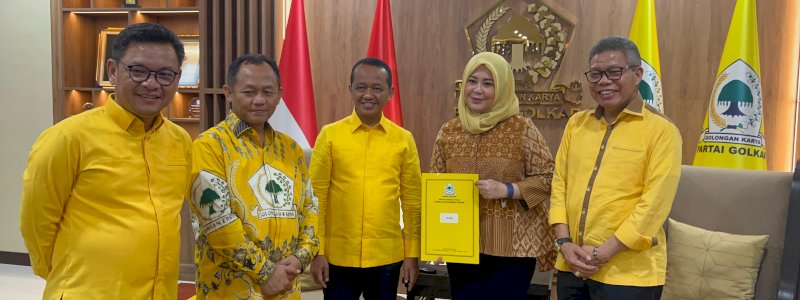 Golkar Serahkan B1-KWK ke Andi Sudirman Sulaiman-Fatmawati Rusdi