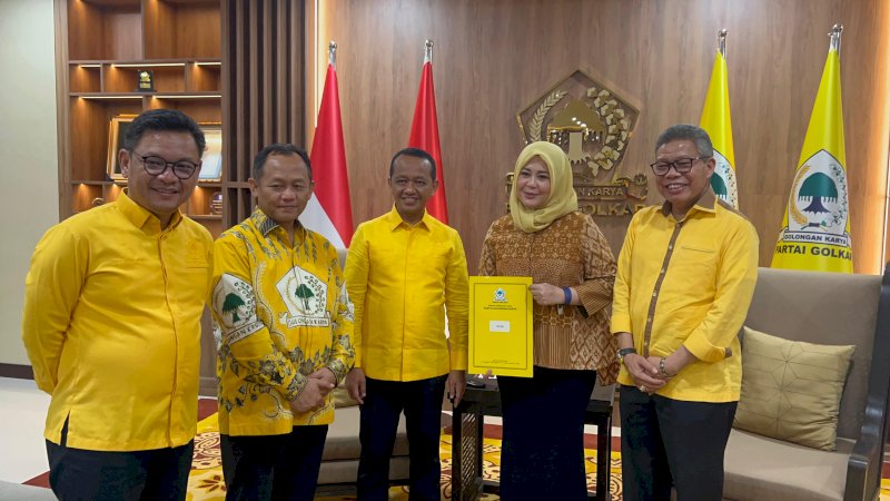 Fatmawati Rusdi saat menerima formulir B1.KWK dari DPP Partai Golkar. (Foto; IST)