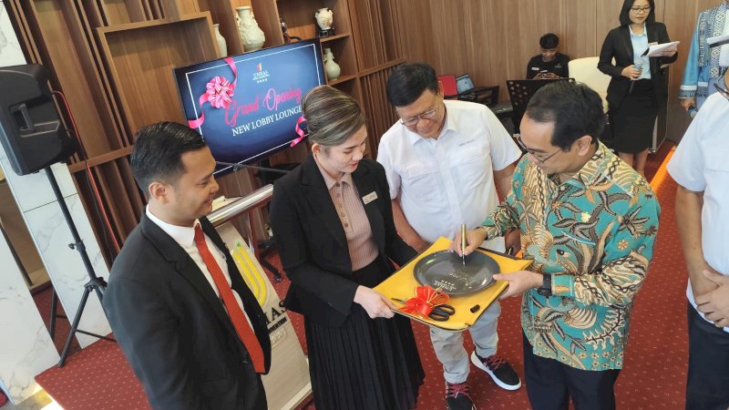 Rektor UNHAS bersama GM Hotel UNHAS menandatangani Plakat nama Lounge 