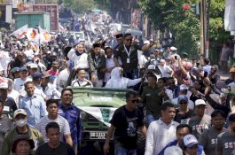 Warga Tumpah Ruah Antar Ilham Azikin-Kanita ke KPU Bantaeng