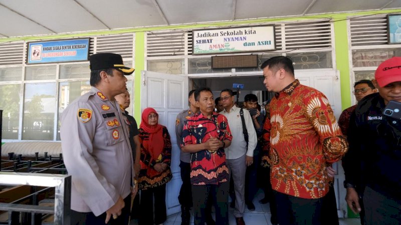 Bupati Gowa, Adnan Purichta Ichsan bersama Kapolres Gowa, AKBP RTS Simanjuntak dan Kepala Dinas Pendidikan Kabupaten Gowa, Taufik Mursad mengunjungi SMPN 3 Sungguminasa.