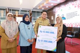 Bupati Barru Serahkan Bantuan Rehab Rumah dan Santunan JKM untuk Warga