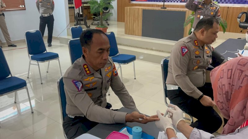 Dirlantas Polda Sulsel, Kombes Pol Karsiman saat mengikuti kegiatan donor darah.