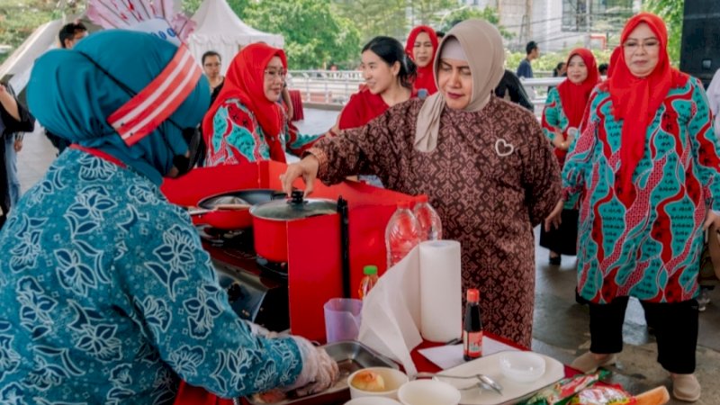 Ketua TP PKK Indira Yusuf Ismail turut menyaksikan kompetisi madak Royco