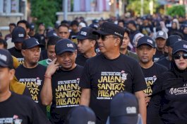 Akbar Ali Lepas Peserta Jalan Sehat Pilkada yang Digelar KPU Parepare