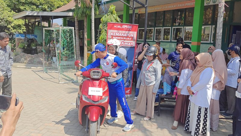 Instruktur Safety Riding Wanny sedang mengajarkan cara berkendara yang aman