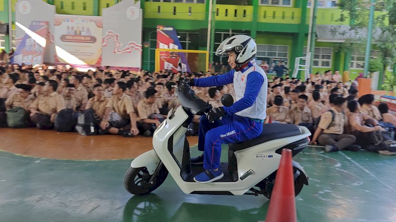 instruktur safety ridong memberikannedukasi menggunakan kendaraan dijalan sempit