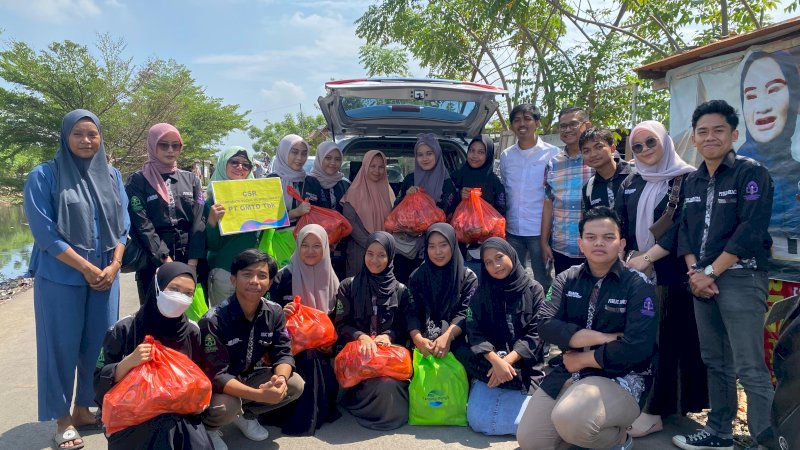 PT GMTD berbagi sembako dengan masyarakat di kampung savana