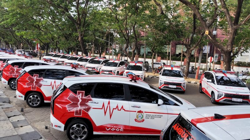 21 unit Hyundai Ambulance berjejer rapi di anjungan pantai Losari