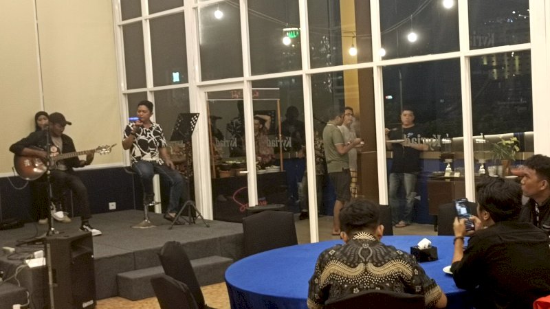 pengunjung Sunset Savory buffet sedang menikmati menu yang disajikan dan alunan musik akustik dari home band, jumat (27/9) 