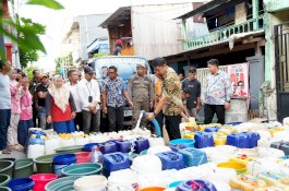Pjs Wali Kota Makassar Salurkan Bantuan Air Bersih untuk Warga Tallo