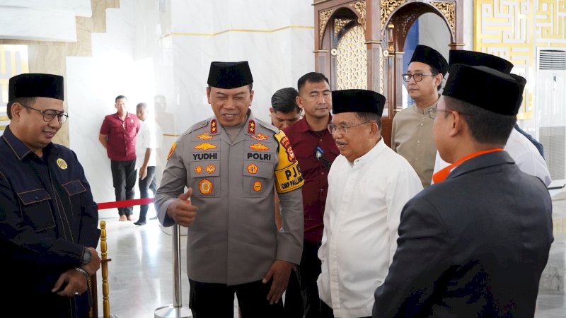 Bapak Jusuf Kalla saat menyerahkan bantuan sound system ke masjid kuba 99