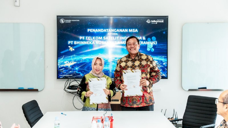 Direktur PT Bhinneka Nusantara Mandiri Nuraeni E. Sudirman (Kiri) dan Direktur Utama Telkomsat Lukman Hakim Abd Rauf (Kanan) pada penandatanganan MSA antara Telkomsat dan PT Bhinneka Nusantara Mandiri yang berlangsung pada Jumat, (4/10).