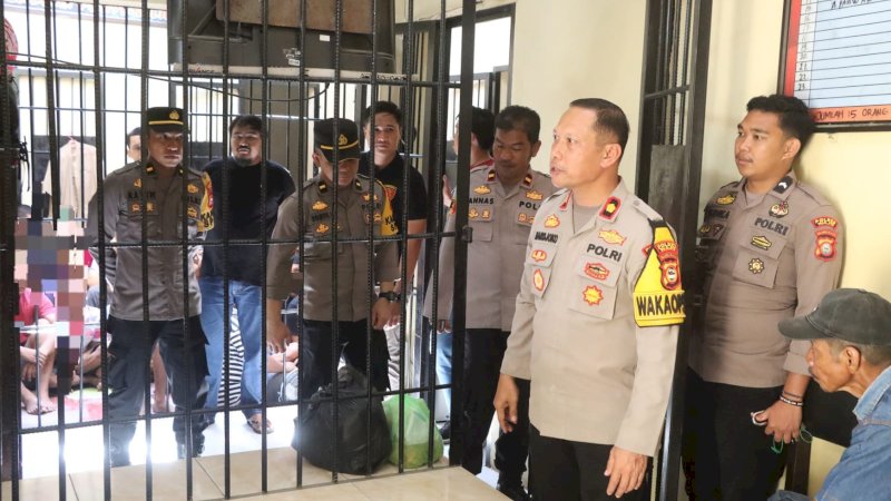 Wakapolres Wajo Periksa Kondisi Ruangan Tahanan