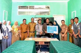 IKA SMANPIT Serahkan Beasiswa kepada Alumni Kelas Tahfiz UPT SMAN 6 Wajo