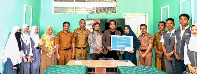 IKA SMANPIT Serahkan Beasiswa kepada Alumni Kelas Tahfiz UPT SMAN 6 Wajo
