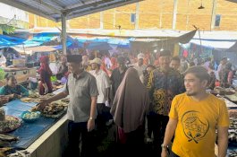 Duo Amran Blusukan di Pasar Siwa