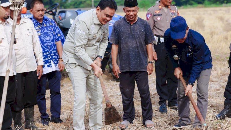 Bupati Barru Ajak Petani Tingkatkan Produktivitas Melalui Tradisi Mappalili