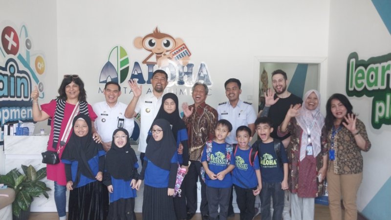 Anak-anak foto bersama Founder ALOHA International