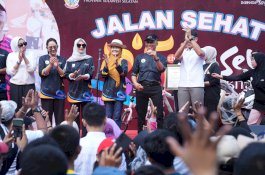 Prof Zudan Lepas 535.500 Peserta di Jalan Sehat Serentak HUT Sulsel