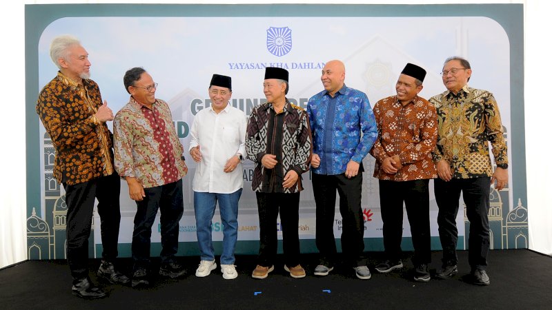 (kiri-kanan). Wakil Komisaris Utama BSI Adiwarman Karim, Komisaris Independen BSI Komaruddin Hidayat, salah satu pembina Yayasan KH Ahmad Dahlan Munichy B Edress, Ketua PP Muhammadiyah Bidang Tarjih dan Tajdid Syamsul Anwar, Direktur Retail Banking BSI Harry Gusti Utama, Dewan Pengawas Syariah BSI Jaih Mubarok dan Direktur Eksekutif BSI Maslahat Sukoriyanto Saputro saat acara ground breaking pembangunan Masjid Padepokan KH Ahmad Dahlan di Yogyakarta.