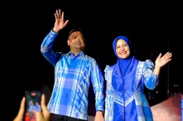 Adnan Purichta dan Istri Meriahkan Fashion Show Hari Jadi Sulsel ke-355