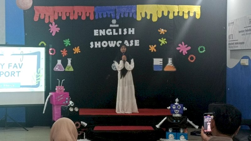 Murid kelas 6 SIT Al-biruni Mandiri di hadapan orang tua mempresentasikan hobinya menggunakan bahasa inggris, jumat (16/10)