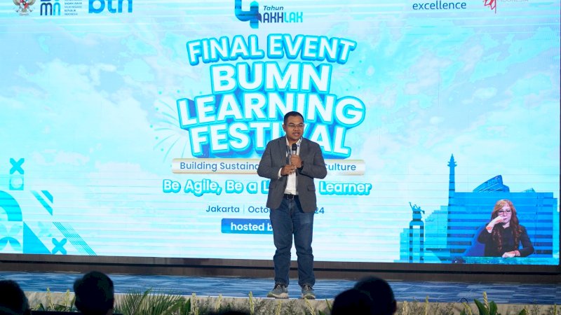  Deputi Bidang Sumber Daya Manusia, Teknologi, dan Informasi Kementerian BUMN Tedi Bharata memberikan sambutan dalam acara puncak BUMN Learning Festival 2024. Telkom dinobatkan sebagai The Most Outstanding BUMN Learning.