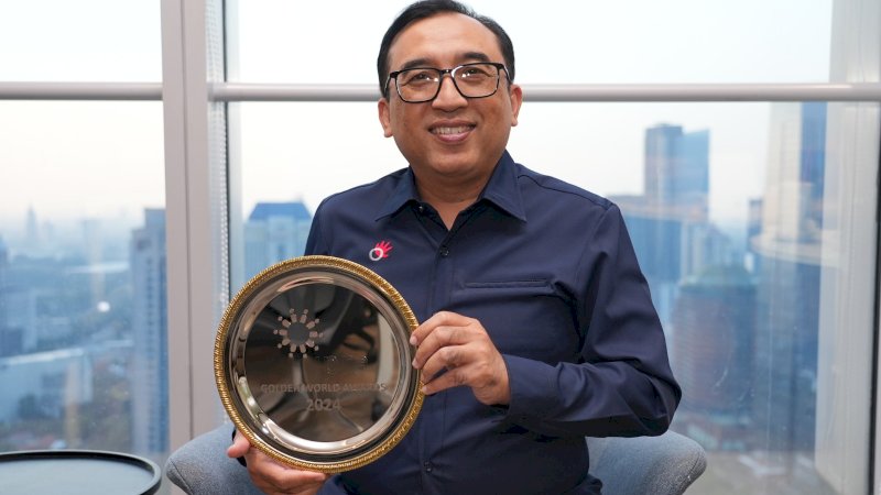 VP Corporate Communication Telkom Andri Herawan Sasoko menunjukkan trofi  Golden World Award 2024. Telkom menerima penghargaan pada ajang Golden World Award 2024 yang diselenggarakan oleh International Public Relations Association (IPRA) pada kategori “Social Media In House” untuk kampanye komunikasi “Enhancing Awareness of the Importance of SME Transformation to Drive Indonesia's Digital Economic Growth through the 'Unseen Heroes' Video Campaign”.