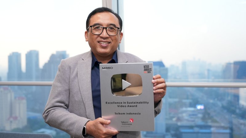 VP Corporate Communication Telkom Andri Herawan Sasoko menunjukkan trofi M360 Digital Nations Awards 2024. Melalui video “Water Management System: Constructing a Sustainable Tomorrow”, Telkom memenangkan kategori Excellence in Sustainability Video Award.