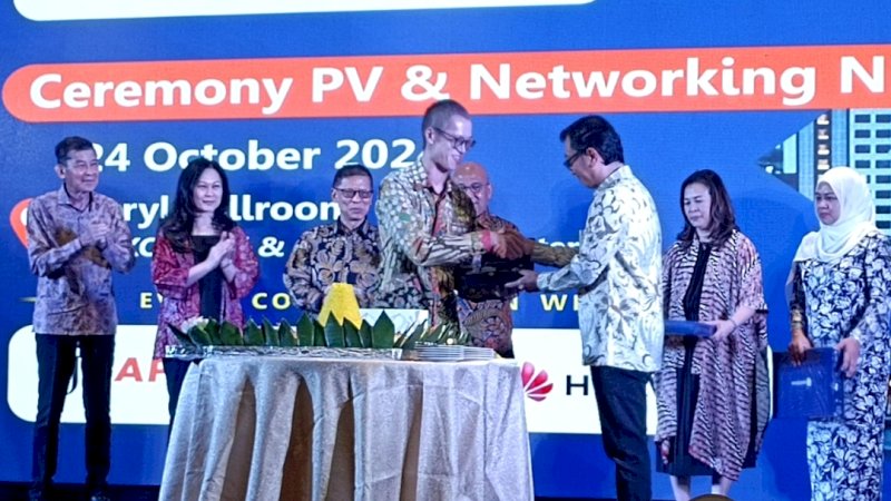 Pemotongan Tumpeng oleh Direktur Solar Radiance  Bp. Hans menandai kerjasama dengan Mall Panakukkang