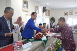 Rektor Unismuh Serahkan SK Pensiun dan Dana Purnabakti untuk 18 Karyawan