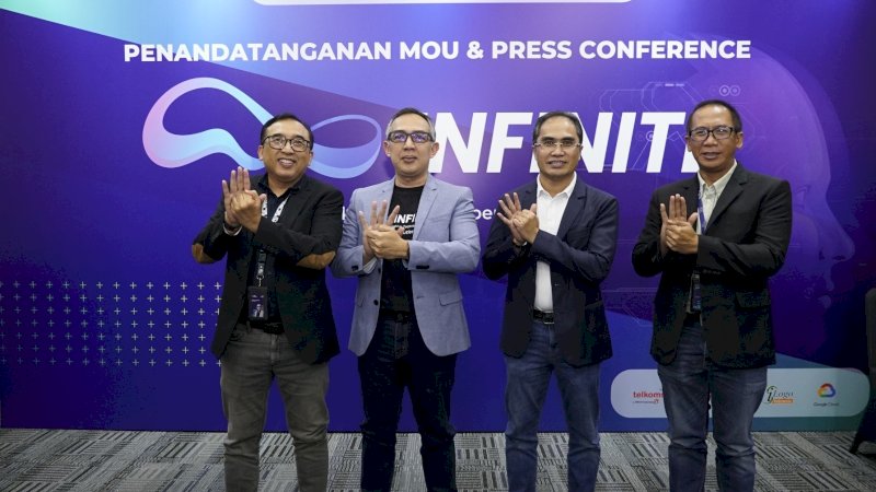 (Kiri ke Kanan) VP Corporate Communication Telkom Andri Herawan Sasoko, Direktur Utama Infomedia Eddy Sofryano, Direktur Group Business Development Telkom Honesti Basyir, dan EVP Digital Business and Technology Telkom Komang Budi Aryasa pada Press Conference acara Infomedia Conference “INFINITE - Infomedia Insight for Technology Excellence.” Yang berlangsung di Auditorium Telkom Landmark Tower, Jakarta Selatan pada Rabu, (30/10).