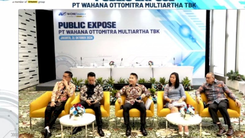 Deretan Direksi WOM finance saat menggelar Prescon Press secarauring dan daring,kamis 31/10