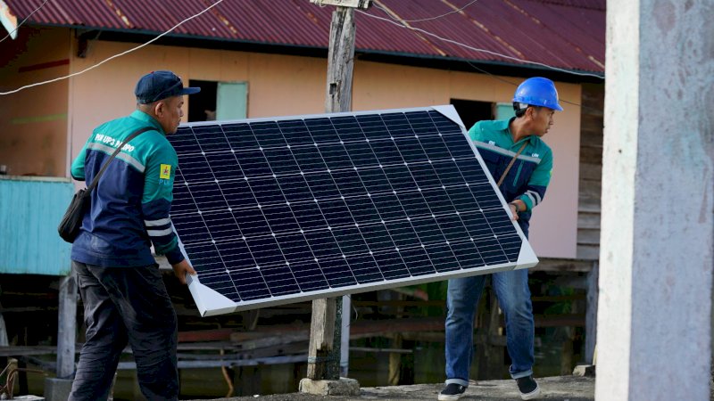 Petugas PLN tengah melakukan pemasangan panel surya SuperSUN di Dusun Lamiko-miko, Kabupaten Luwu Utara.